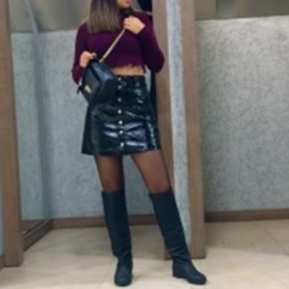 XS leather mini skirt from Stradivarius. - Picture 2 of 2